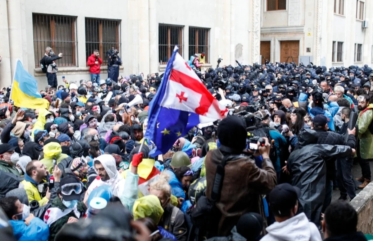 Bardzo niespokojnie minęła noc z niedzieli na poniedziałek w stolicy Gruzji - Tbilisi. Policja nad ranem użyła siły, by odepchnąć demonstrantów od wejść do tamtejszego parlamentu – podał portal Newsgeorgia. W kraju po raz kolejny odbył się protest przeciwko projektowi ustawy o przejrzystości wpływów zagranicznych. Gruziński projekt wzorowany jest na pierwszej, jeszcze w miarę „łagodnej” wersji rosyjskiego prawa, które potem zostało zaostrzone, stąd nazywany jest też po prostu „ustawą rosyjską.