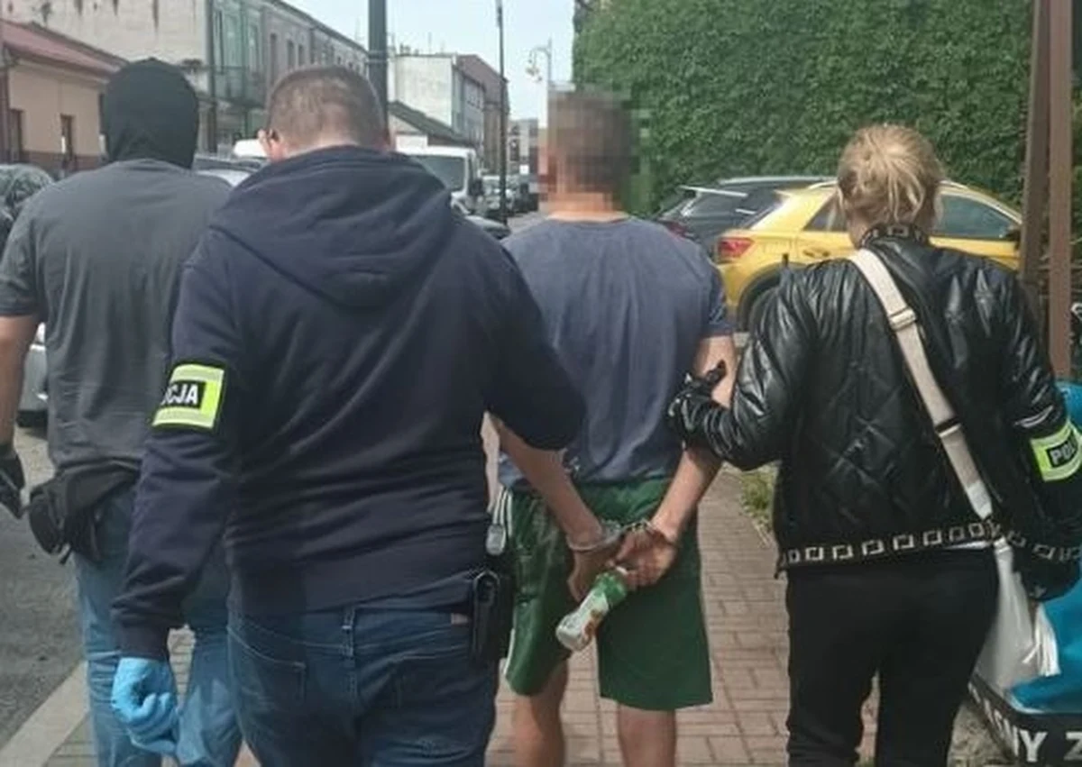 Cztery osoby podejrzane o wprowadzanie do obrotu znacznej ilości środków odurzających zostały zatrzymane w Jędrzejowie. To dalszy ciąg policyjnych działań wymierzonych w zorganizowaną grupę przestępczą, która w zlikwidowanym przez funkcjonariuszy laboratorium miała wyprodukować pół tony syntetycznych narkotyków.