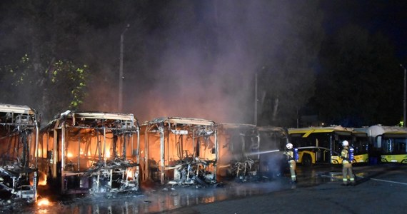 10 autobusów spłonęło w wyniku pożaru na terenie parkingu prywatnej firmy przewozowej w Bytomiu w woj. śląskim. Mogą nastąpić utrudnienia w kursowaniu autobusów - informuje reporterka RMF FM Anna Kropaczek. 
