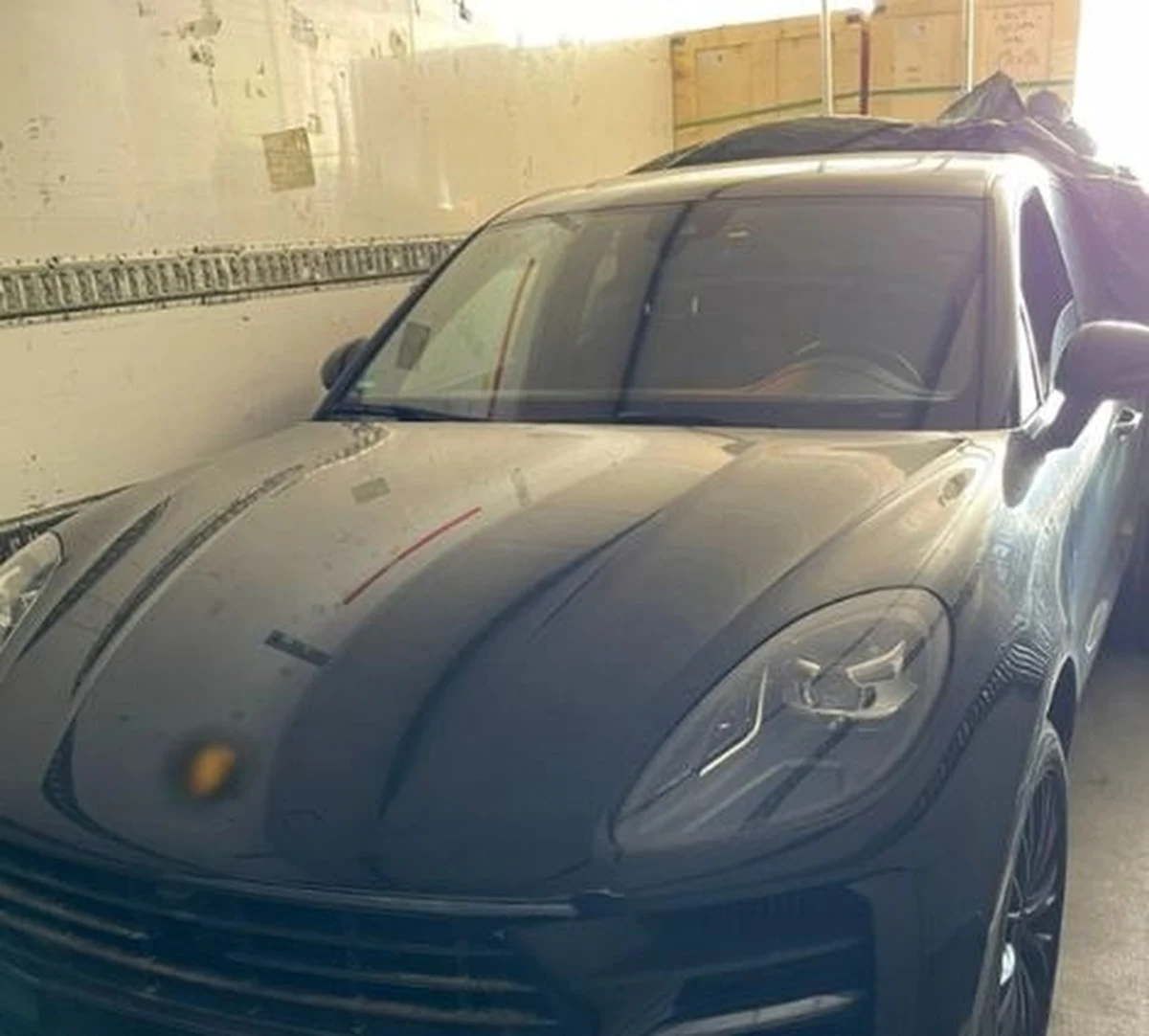 Dwa luksusowe auta, ukryte w ciężarówce za paletami z innym towarem, znaleźli celnicy podczas rutynowej kontroli na autostradzie A4. Rynkowa wartość samochodów to 660 tys. złotych.       