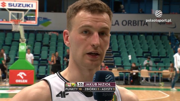 Śląsk Wrocław przegrał z Arged BM Stalą Ostrów Wielkopolski 74:84 w czwartym meczu ćwierćfinału play-off ORLEN Basket Ligi. W rywalizacji do trzech zwycięstw jest remis 2-2. - Ta seria sprowadzona jest do walki w parterze, a piąty mecz będzie walką w błocie - powiedział Jakub Nizioł, koszykarz Śląska.

