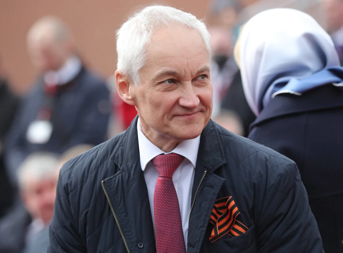 Ekonomista Andriej Biełousow, nominowany na nowego ministra obrony Rosji, był przez wiele lat doradcą Władimira Putina w sprawach gospodarczych. Znany jest jako zwolennik silnej roli państwa w gospodarce. W 2014 roku jako jedyny z ekonomistów w otoczeniu Putina poparł aneksję ukraińskiego Krymu.