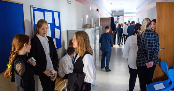 Ponad 214 500 uczniów od języka polskiego rozpoczęło dziś trzydniowy maraton egzaminów ósmoklasistów. Jutro przed nimi matematyka, a w czwartek język obcy. Każdego dnia po zakończeniu egzaminu będziemy publikować na naszej stronie arkusze zadań oraz propozycje rozwiązań, przygotowane przez naszych ekspertów. 