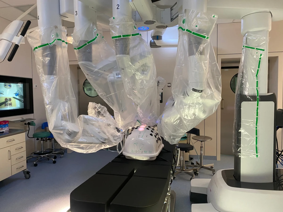 Większa precyzja chirurgów, większe bezpieczeństwo pacjentów i szybszy proces dochodzenia do zdrowia. W Uniwersyteckim Szpitalu Dziecięcym w Krakowie podczas operacji będzie wykorzystywany nowoczesny robot. 