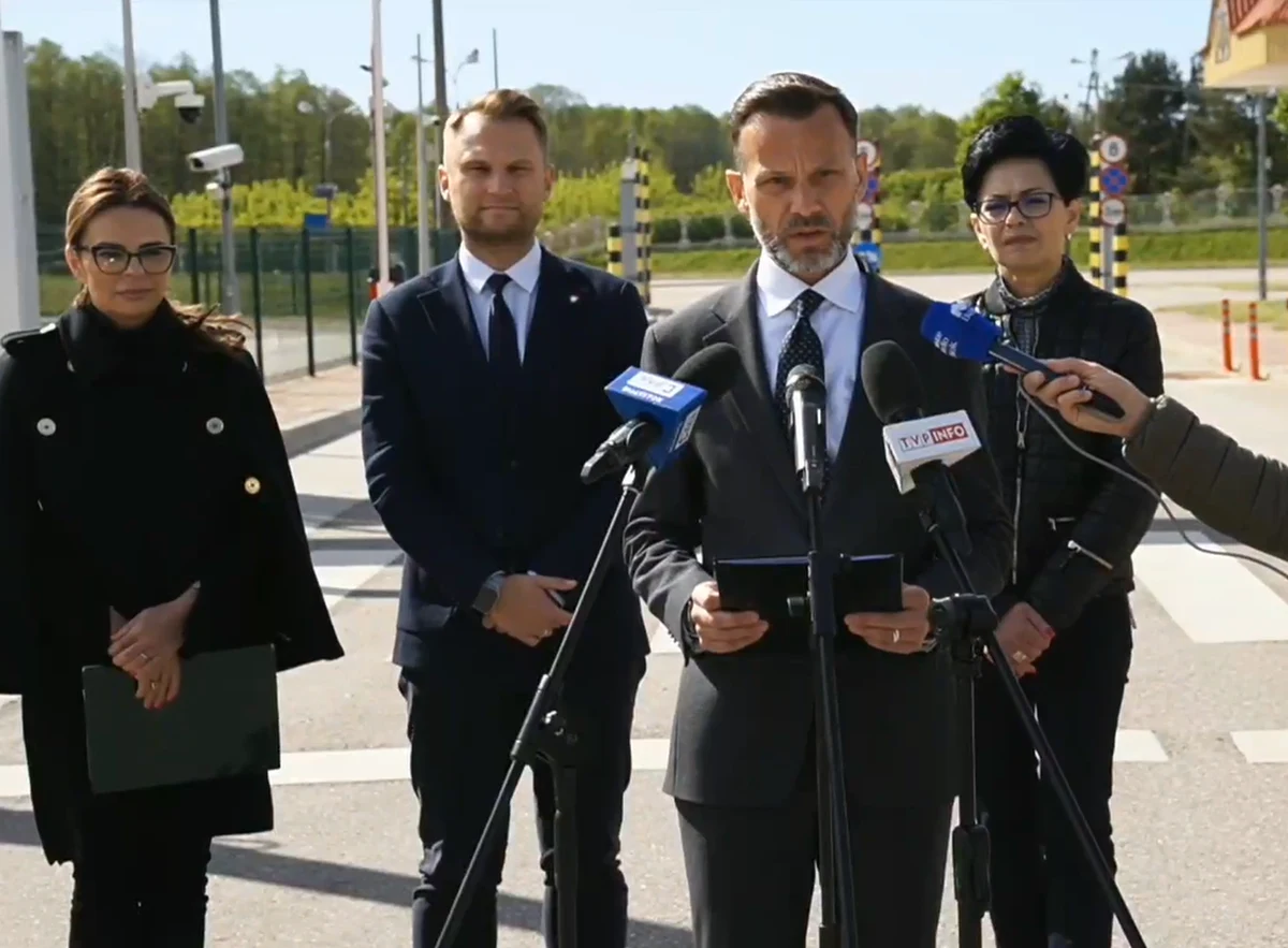 Rekompensaty dla przedsiębiorców za zamknięcie ruchu granicznego z Białorusią w Bobrownikach i Kuźnicy będą nadal wypłacane - zapowiedział dzisiaj wojewoda podlaski Jacek Brzozowski. Urząd na ten cel ma zabezpieczonych pięć milionów złotych.