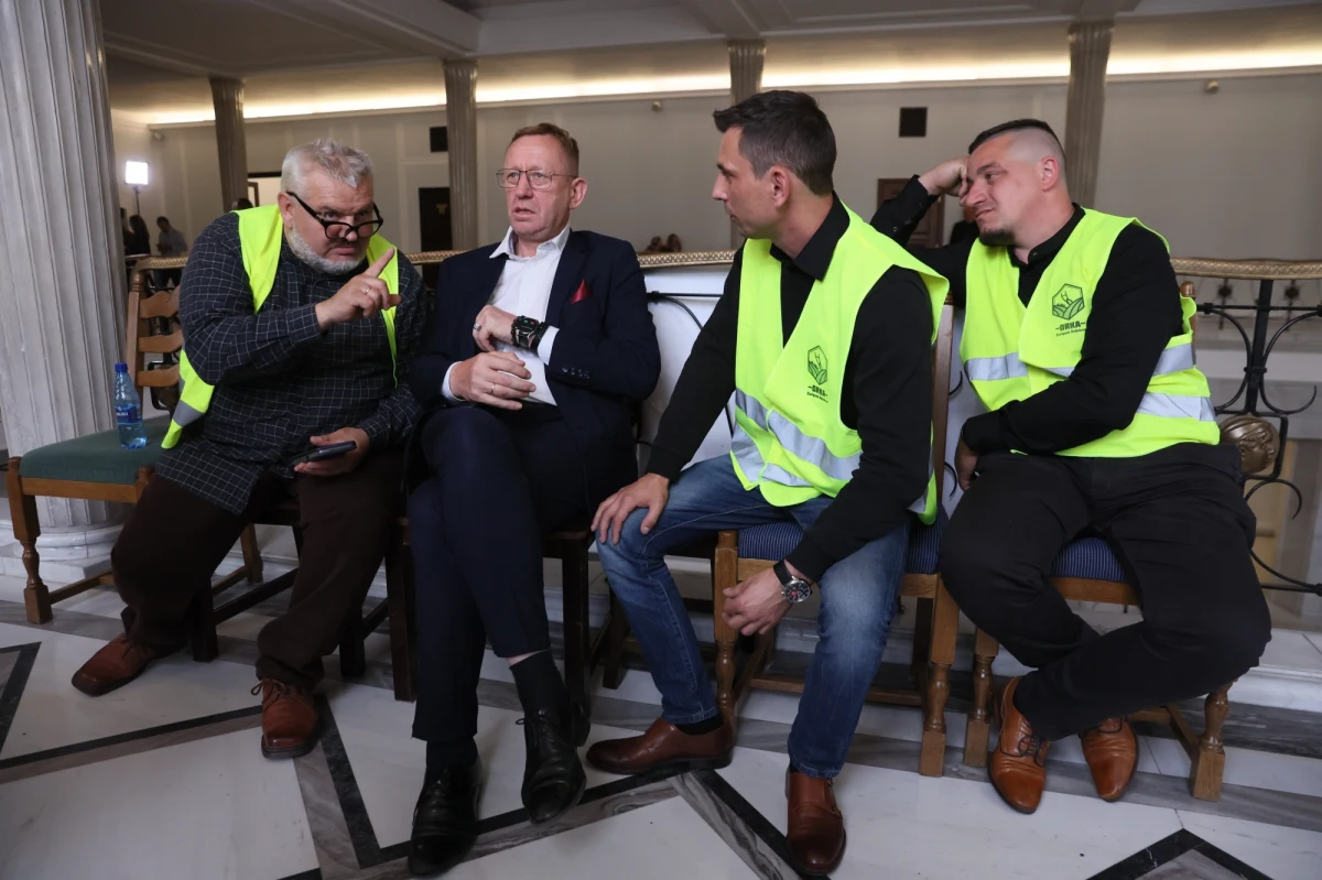 Protestujący w Sejmie rolnicy ogłosili rozpoczęcie strajku głodowego. "Będziemy go kontynuować, aż spotka się z nami premier Donald Tusk - poinformował  w imieniu protestujących w Sejmie rolników - Mariusz Borowiak ze Związku Rolników "Orka".