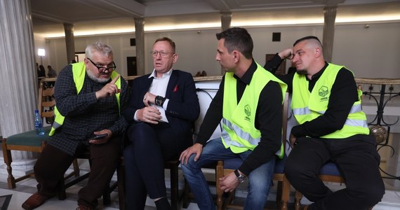 Protestujący w Sejmie rolnicy ogłosili rozpoczęcie strajku głodowego. "Będziemy go kontynuować, aż spotka się z nami premier Donald Tusk - poinformował  w imieniu protestujących w Sejmie rolników - Mariusz Borowiak ze Związku Rolników "Orka".