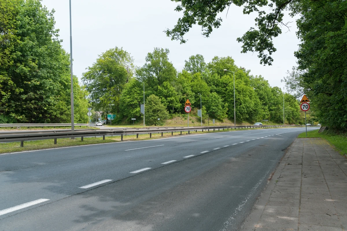 Do niedzieli potrwają roboty drogowe na drodze krajowej numer 86, na odcinku od ul. Białobrzeskiej do stacji paliw. Prawy pas jezdni w kierunku Katowic będzie wyłączony z ruchu. Kierowcy muszą uzbroić się w cierpliwość, bo na trasie - zwłaszcza w godzinach szczytu - tworzą się korki.

