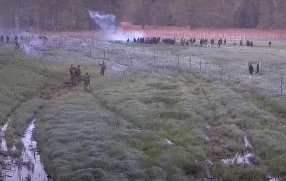 Ponad 800 prób nielegalnego przekroczenia granicy z Białorusią odnotowała w miniony weekend straż graniczna. Na rzece Przewłoka doszło do szturmu imigrantów, którzy siłowo chcieli wejść do Polski. 