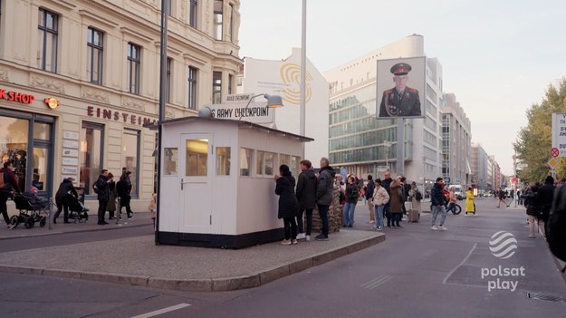 „Checkpoint Charlie” to jedno z najbardziej znanych przejść granicznych z okresu zimnej wojny pomiędzy NRD i Berlinem Zachodnim. 