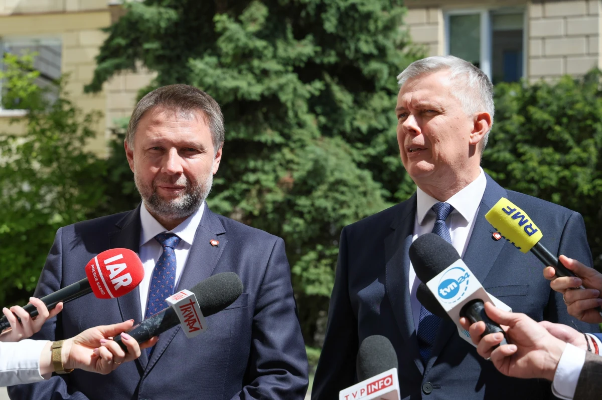 Trwa czarna seria pożarów w Polsce. Od weekendu każdy kolejny dzień przynosi doniesienia o szalejącym ogniu. W tej sytuacji trudno nie zadać pytania o przyczyny pożarów. "Niczego nie możemy wykluczyć" - powiedział w poniedziałek nowy szef MSWiA Tomasz Siemoniak odnosząc się do ewentualnego udziału osób z innych państw w pożarach z ostatnich dni.