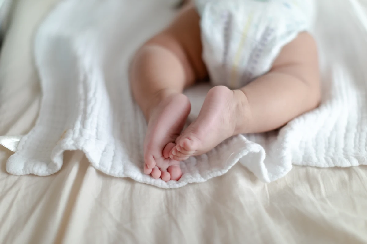 Szesnastotygodniowe niemowlę z zachodniopomorskiego Wałcza trafiło do szpitala z powodu pobicia. Rodzice dziewczynki usłyszeli już prokuratorskie zarzuty, a sąd tymczasowo aresztował matkę dziecka. 