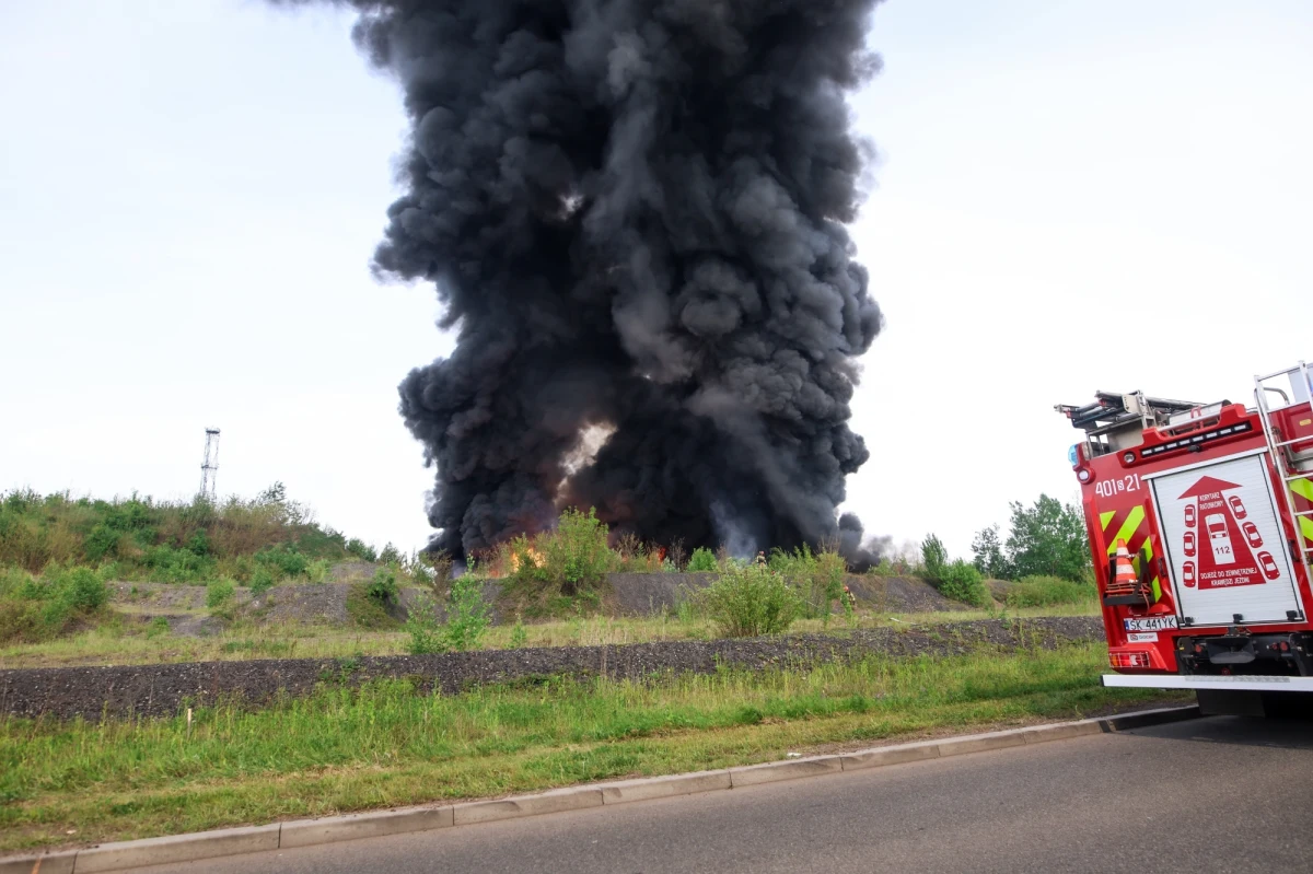 Prokuratura Rejonowa w Siemianowicach Śląskich wszczęła w poniedziałek po południu śledztwo w sprawie piątkowego pożaru nielegalnego składowiska odpadów w tym mieście. Postępowanie będzie dotyczyło nie tylko samego pożaru, ale też sprowadzenia zagrożenia dla środowiska poprzez nielegalne składowanie odpadów. Wojewoda śląski poinformował, że Wisła nie jest zagrożona skażeniem po pożarze.