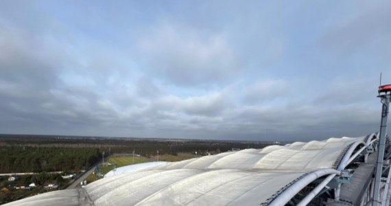 Niemal 750 tys. złotych mają kosztować prace przy zadaszeniu stadionu przy ul. Bułgarskiej w Poznaniu. Wykonawca ma wyczyścić prawie 50 tys. metrów kw. poszycia nad trybunami I, II i III. Umyta zostanie zarówno cześć zewnętrzna, jak i wewnętrzna.

