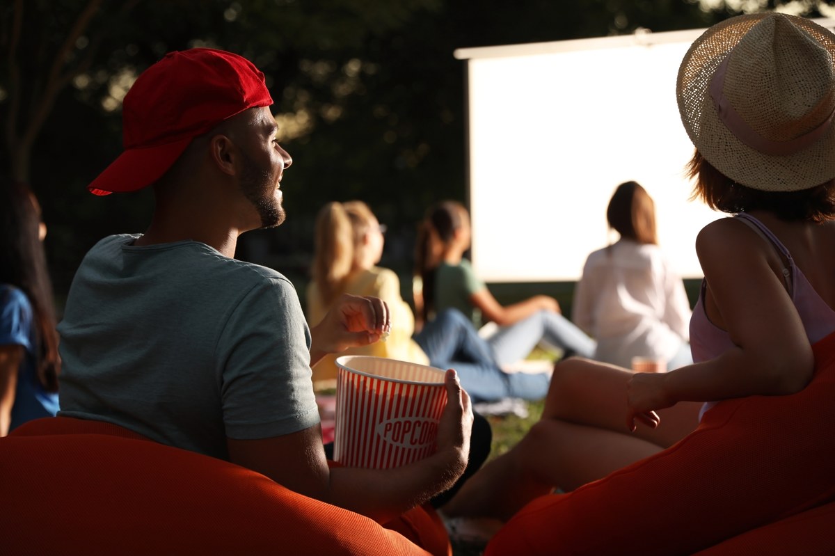 Dziedziniec FINA - Filmoteki Narodowej Instytutu Audiowizualnego w Warszawie znów będzie otwarty dla widzów. Wraca kino plenerowe i koncerty. Początek w czasie Nocy Muzeów 18 maja.