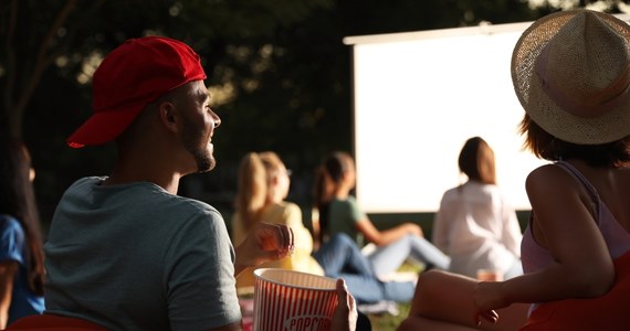 Dziedziniec FINA - Filmoteki Narodowej Instytutu Audiowizualnego w Warszawie znów będzie otwarty dla widzów. Wraca kino plenerowe i koncerty. Początek w czasie Nocy Muzeów 18 maja.