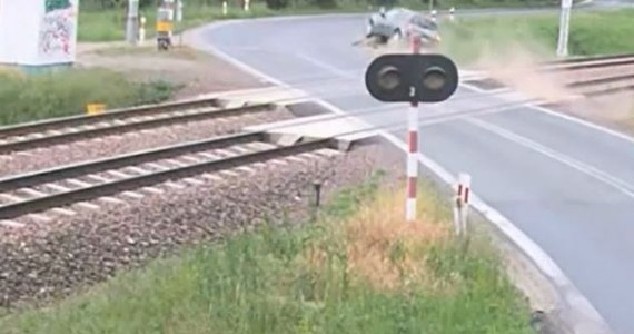 Prawie 2 promile alkoholu miał w organizmie mężczyzna, który w Nowym Żylinie na Mazowszu uderzył w semafor obok przejazdu kolejowego. Auto dachowało. Kierowca nie tylko by pijany, ale też nie miał uprawnień.