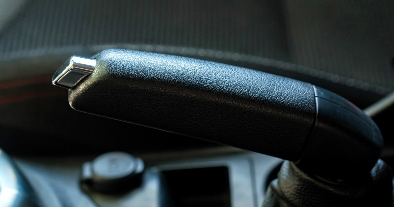 Kierowcy się spierają: Zaciągać hamulec ręczny czy zostawiać auto na biegu?