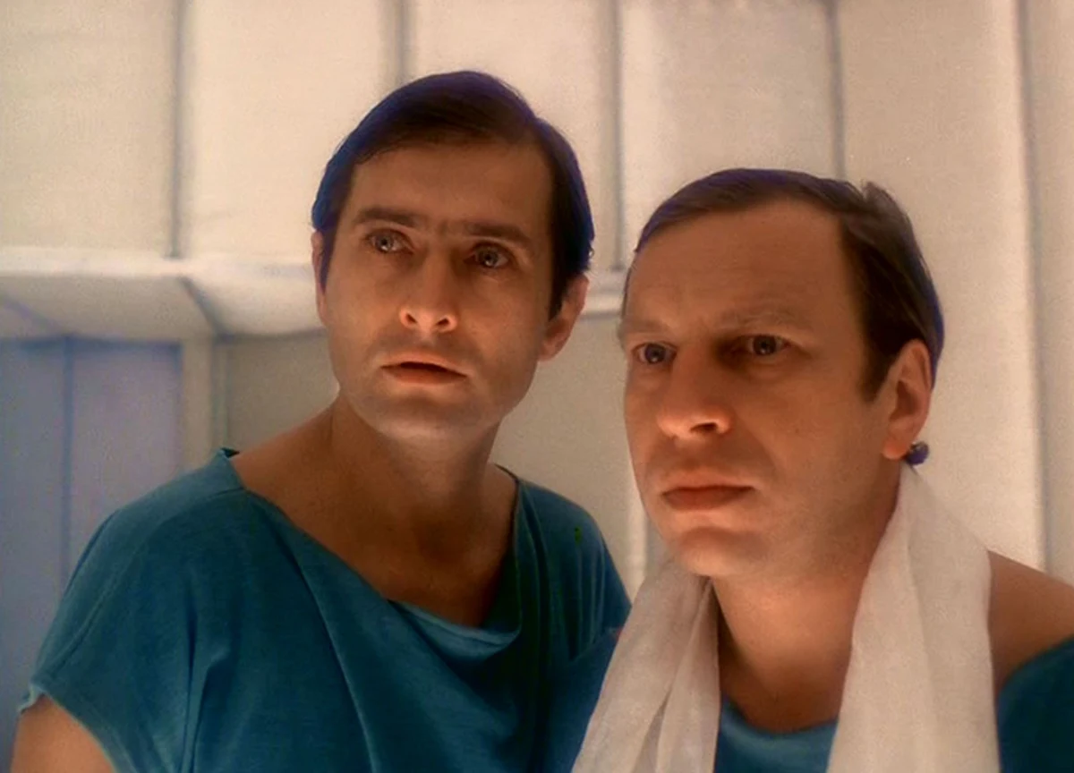 40 lat temu, 14 maja 1984 roku, na ekranach kin zadebiutowała "Seksmisja". Film z miejsca zdobył serca widzów w trudnym czasie połowy lat 80. Kultowa produkcja Juliusza Machulskiego przeszła do historii nie tylko dzięki brawurowym rolom Jerzego Stuhra i Olgierda Łukaszewicza, ale również dzięki niezapomnianym cytatom, które weszły na stałe do kanonu polskiego humoru.