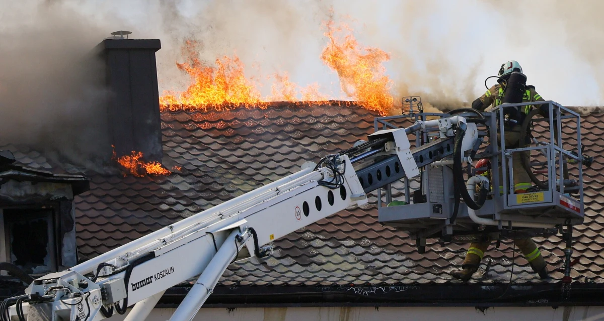 Pożar dachu w liceum przy ulicy Żwirki i Wigury w Grodzisku Mazowieckim. Z ogniem, który pojawił się tuż przed tym, jak uczniowie skończyli pisać maturę rozszerzoną z języka angielskiego, walczyło ponad stu strażaków. Pożar został już opanowany.