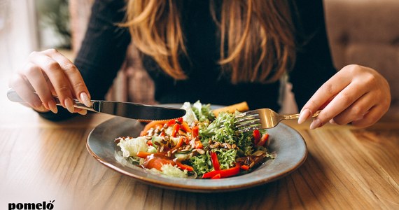 Mindful eating, czyli uważne jedzenie, to podejście do spożywania posiłków oparte na świadomości i skupieniu się na doświadczeniu jedzenia w pełni zmysłów. To więcej niż tylko sposób na odżywianie się; to praktyka, która promuje świadomość każdego kęsa, nasycenie zmysłów smakiem, zapachem i teksturą jedzenia oraz zrozumienie własnych potrzeb żywieniowych i emocji związanych z jedzeniem. Poprzez praktykę mindful eating możemy nauczyć się lepiej słuchać swojego ciała, unikać jedzenia na autopilocie i cieszyć się każdym posiłkiem w pełni.