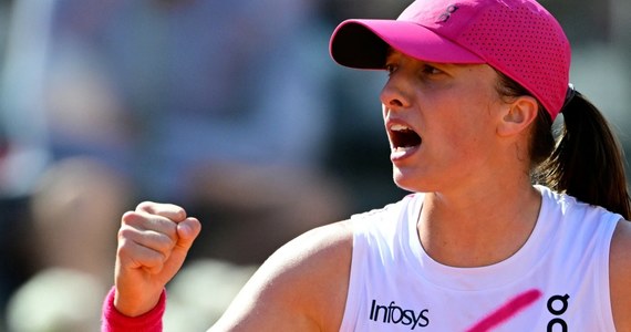 ​Iga Świątek się nie zatrzymuje. Najlepsza polska tenisistka dzięki zwycięstwu nad Niemką Angelique Kerber 7:5, 6:3 awansowała do ćwierćfinału turnieju WTA 1000 na kortach ziemnych w Rzymie. W kolejnej rundzie zmierzy się z Amerykanką Madison Keys.