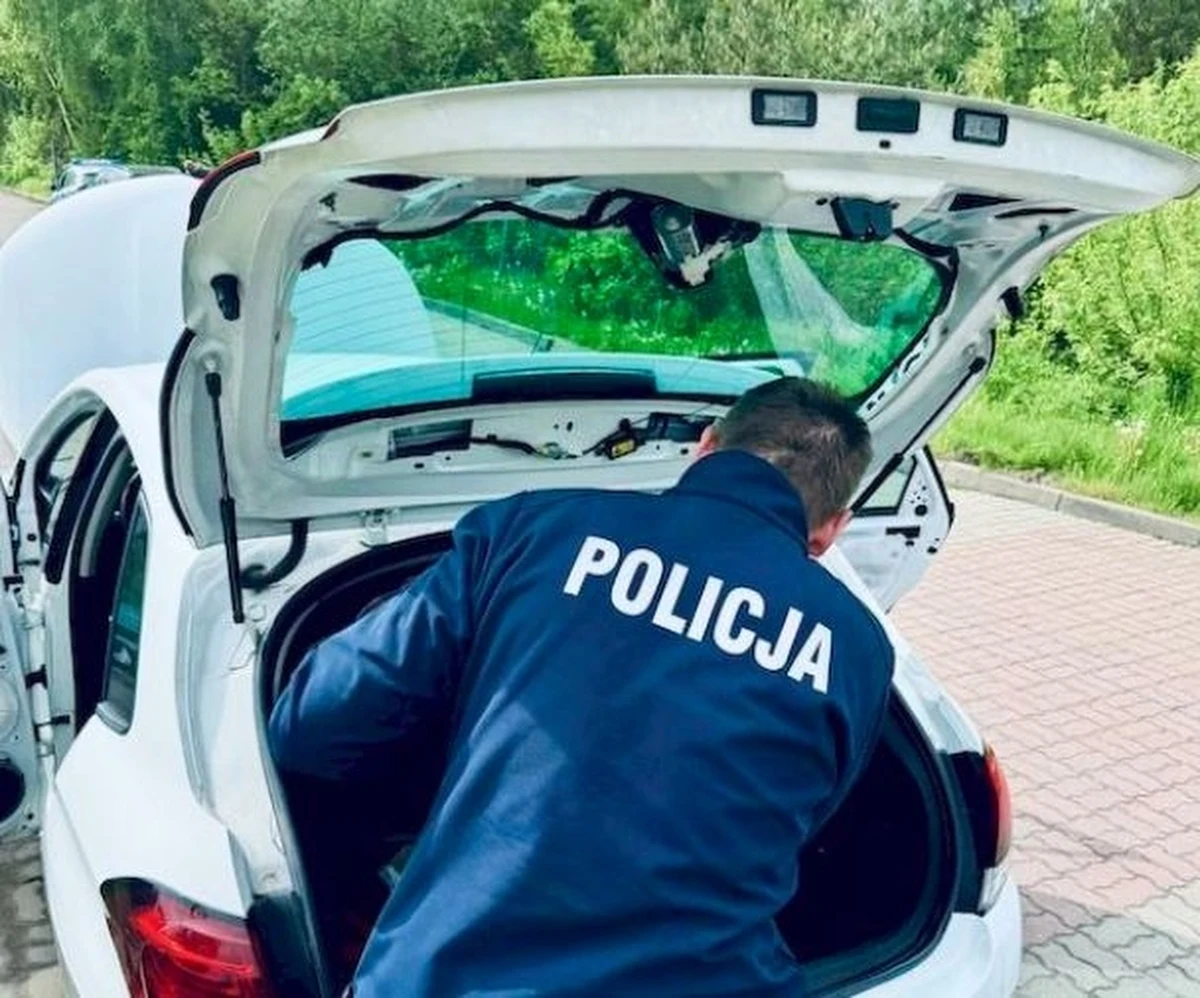 Trzy najbliższe miesiące spędzi w areszcie mieszkaniec powiatu puckiego, który ukrył w samochodzie blisko 5 litrów płynnej amfetaminy o czarnorynkowej wartości ok. 150 tys. złotych. 42-latkowi grozi nawet 20 lat pozbawienia wolności.