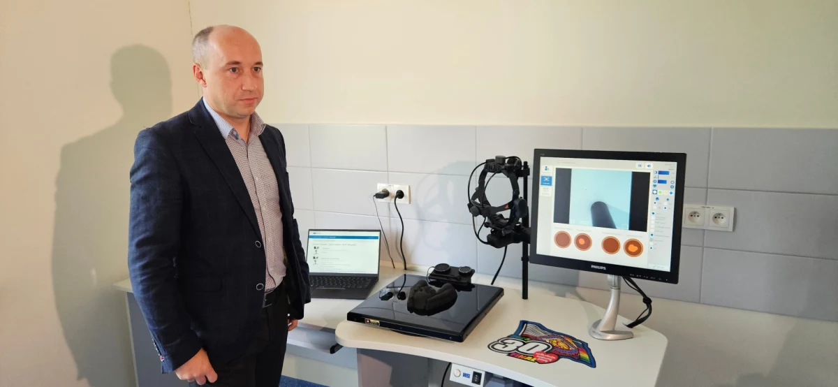 Pierwszy na świecie symulator szkoleniowy dla okulistów, badających wzrok wcześniaków jest już w Poznaniu. Uczą się na nim lekarze w Klinice Okulistyki Uniwersyteckiego Szpitala Klinicznego przy ul. Szamarzewskiego. To maszyna wykorzystywana do badań siatkówki oka u wcześniaków. Wcześniej lekarze doświadczenie zdobywali podczas pracy z pacjentem.