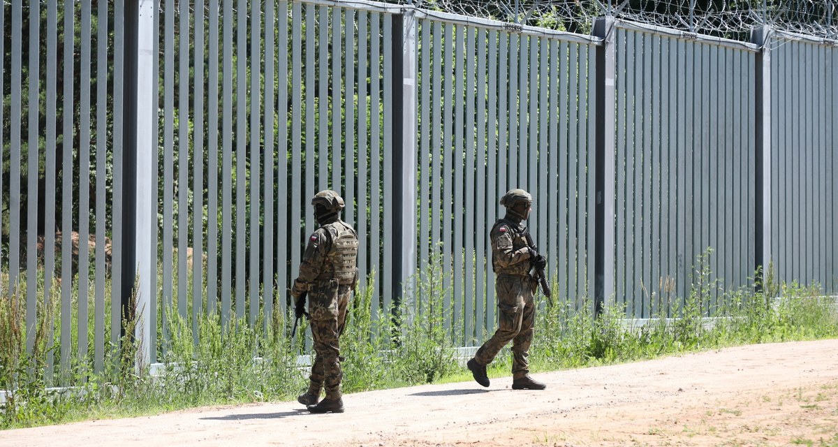 Niecodzienny incydent na granicy polsko-białoruskiej. Jednemu z polskich żołnierzy, który pełnił tam służbę, migrant ukradł... radiotelefon. Cudzoziemiec przełożył ręce między przęsłami zapory, wyrwał urządzenie przymocowane do kamizelki wojskowego i uciekł. Radiotelefon został zdalnie wyłączony.