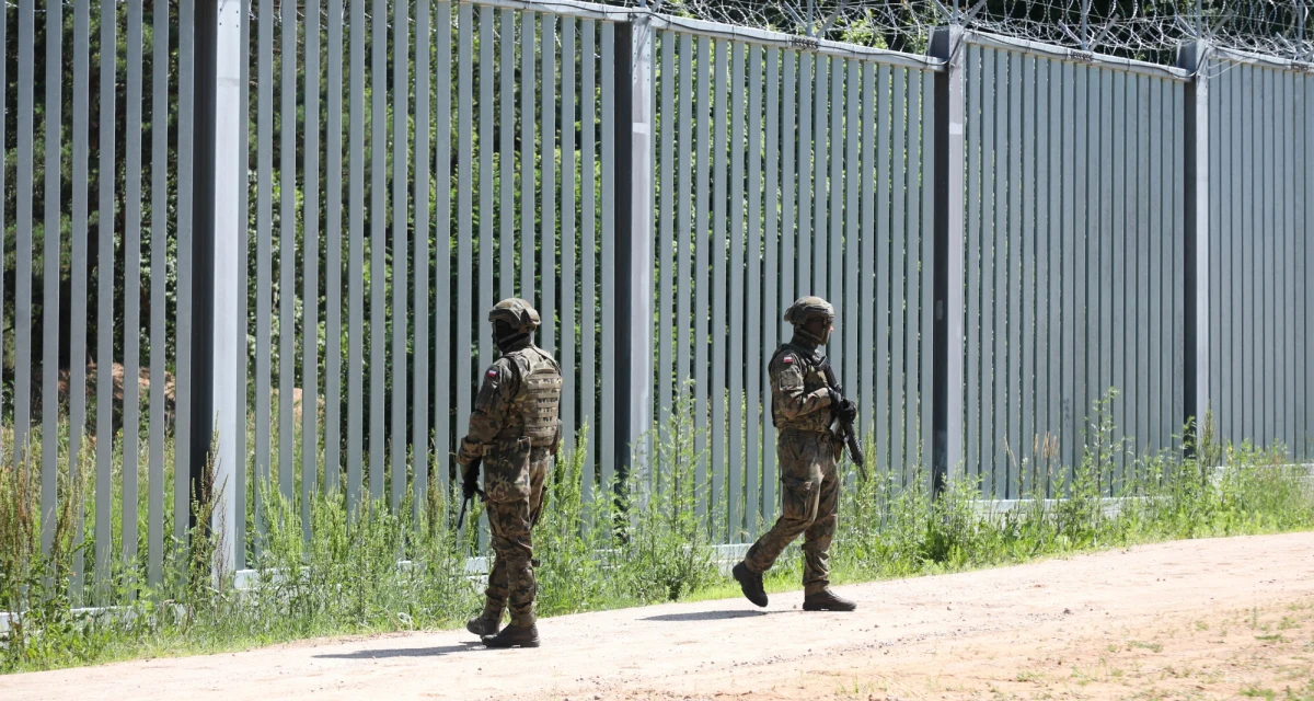 Niecodzienny incydent na granicy polsko-białoruskiej. Jednemu z polskich żołnierzy, który pełnił tam służbę, migrant ukradł... radiotelefon. Cudzoziemiec przełożył ręce między przęsłami zapory, wyrwał urządzenie przymocowane do kamizelki wojskowego i uciekł. Radiotelefon został zdalnie wyłączony.