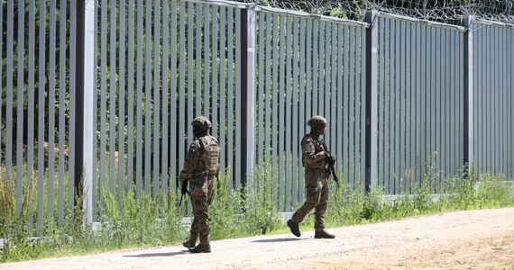 Niecodzienny incydent na granicy polsko-białoruskiej. Jednemu z polskich żołnierzy, który pełnił tam służbę, migrant ukradł... radiotelefon. Cudzoziemiec przełożył ręce między przęsłami zapory, wyrwał urządzenie przymocowane do kamizelki wojskowego i uciekł. Radiotelefon został zdalnie wyłączony.