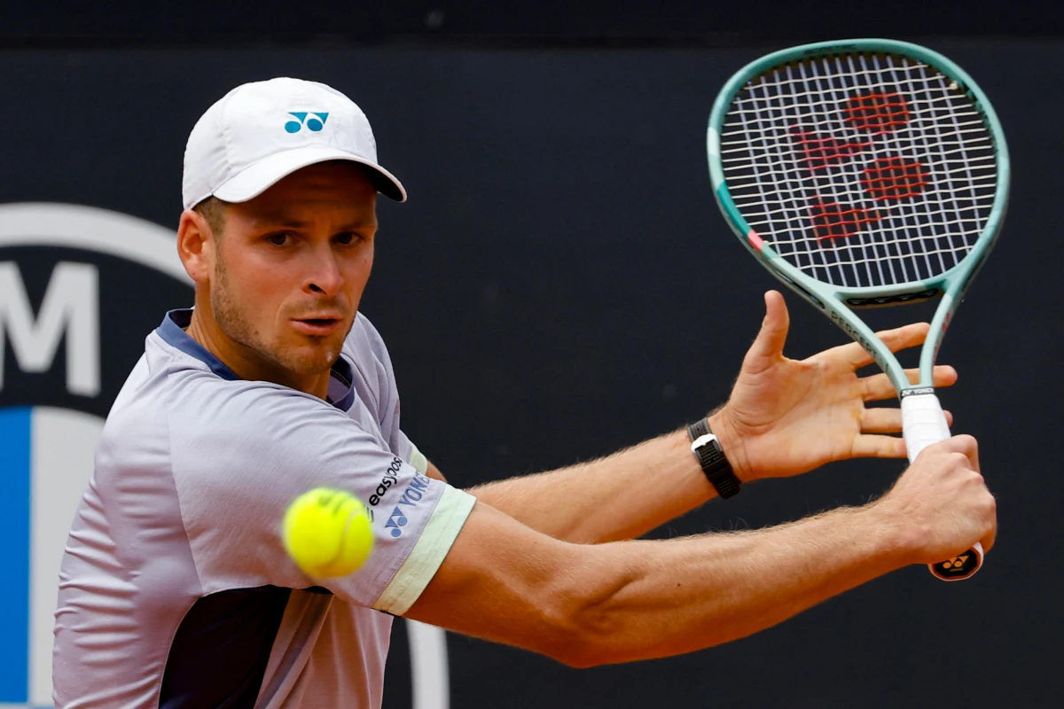 ​Po problemach w pierwszym secie, w drugiej partii Hubert Hurkacz zagrał koncertowo i rozprawił się z Argentyńczykiem Tomasem Martinem Etcheverrym 7:6 (9-7), 6:2 w trzeciej rundzie turnieju ATP rangi Masters 1000 na kortach ziemnych w Rzymie. Rywalem Polaka w 1/8 finału będzie Sebastian Baez.