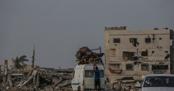 Członek służb bezpieczeństwa ONZ zginął w poniedziałek w ataku w mieście Rafach w Strefie Gazy - poinformował rzecznik ONZ Farhan Haq. Podkreślił, że jest to pierwszy zagraniczny pracownik ONZ, zabity na terytorium palestyńskim od 7 października ub. roku. Jego narodowość nie została ujawniona.