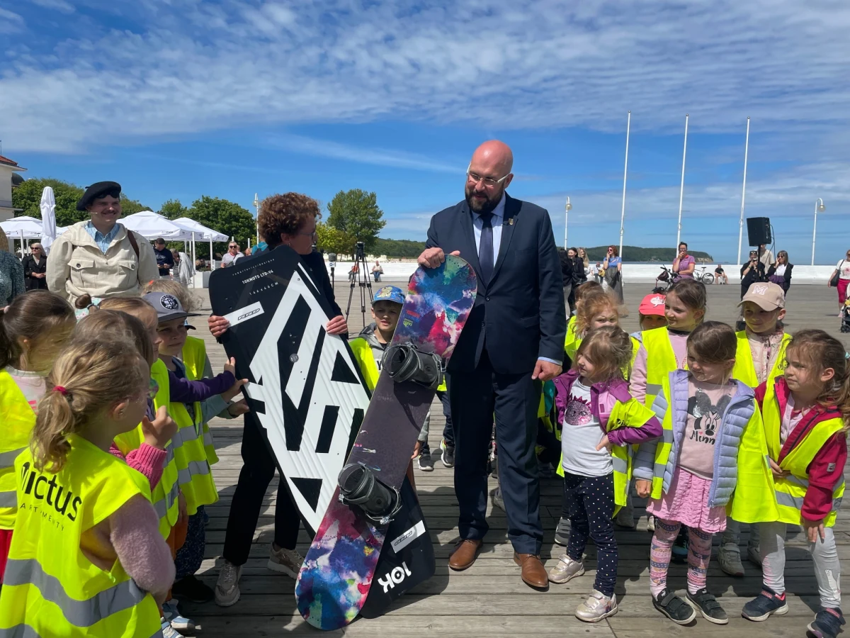 Włodarze Sopotu i Zakopanego wymienili się deskami - snowboardową i kitesurfingową - symbolicznie otwierając letni sezon turystyczny nad morzem i w górach. Spacerowicze i goście zostali poczęstowani zakopiańskimi oscypkami i ogórkami kiszonymi w sopockiej solance. 