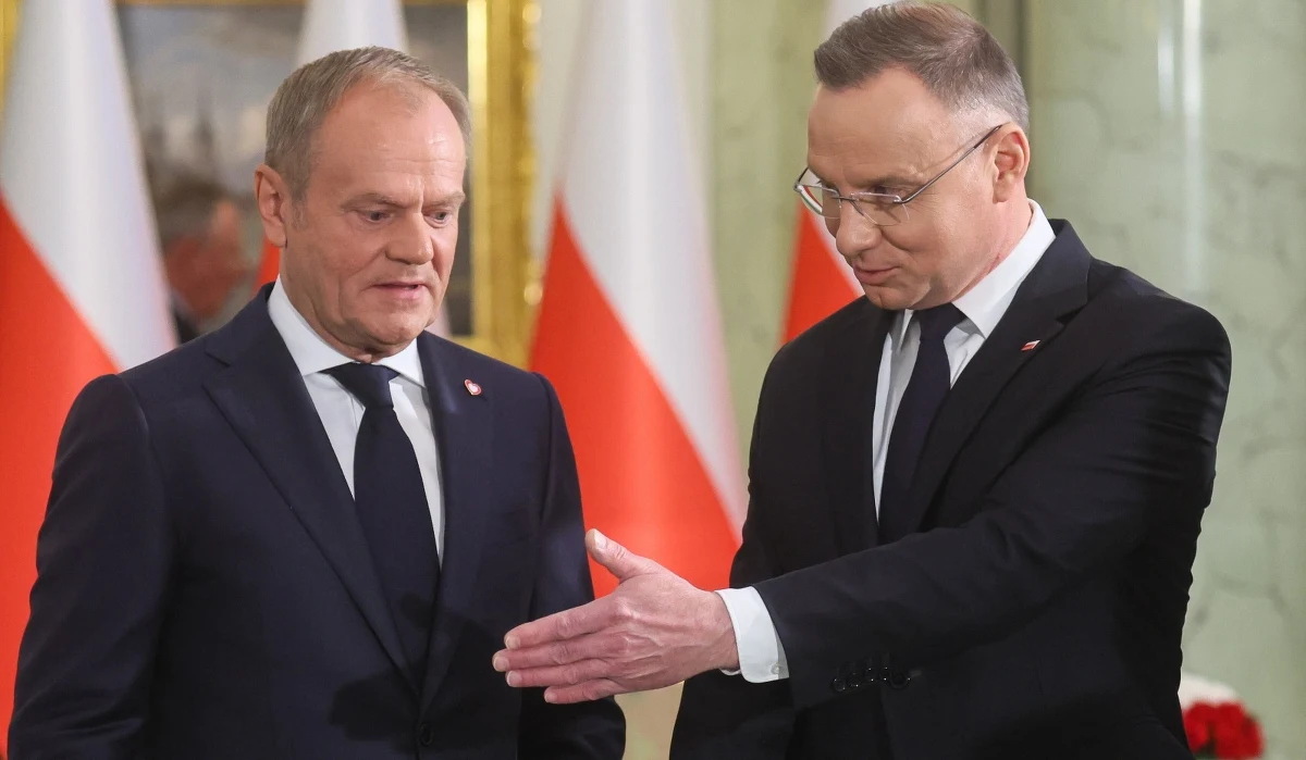 W miarę zdrowi Donald Tusk i Andrzej Duda spotkali się dziś i rozmawiali w cztery oczy. Jak wynika z nieoficjalnych informacji z Pałacu Prezydenckiego, głównymi tematami ich dyskusji były: Program Nuclear Sharing, nowa ustawa o Krajowej Radzie Sądownictwa, Centralny Port Komunikacyjny oraz tzw. ustawa kompetencyjna. Zebraliśmy informacje o tym, co wiadomo na temat tego spotkania.