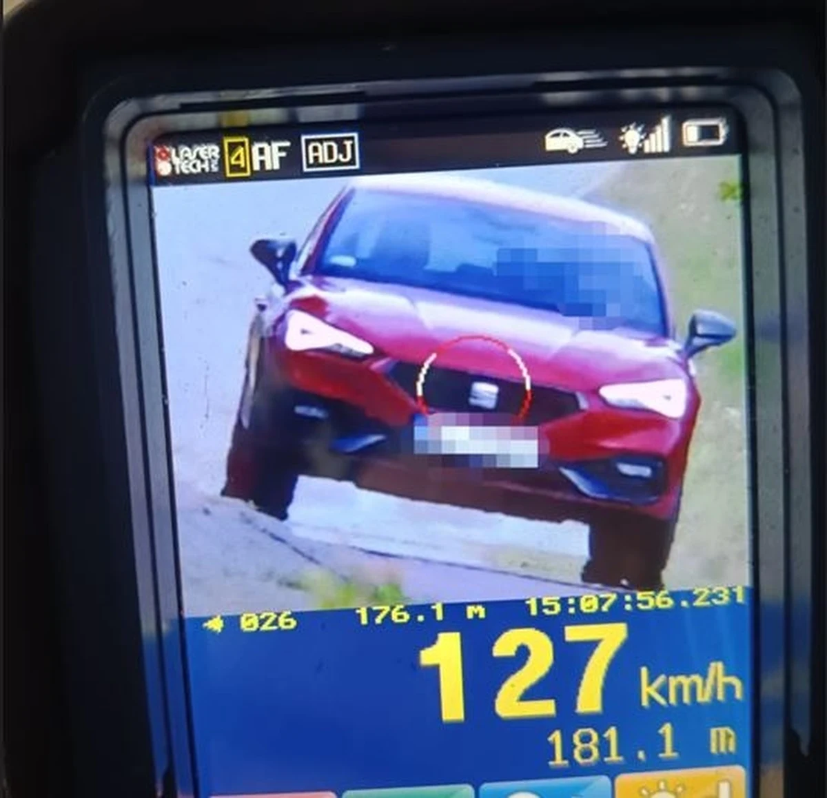127 km/h - z taką prędkością jechał w terenie zabudowanym 34-latek. Ponieważ przekroczenie prędkości było recydywą, policjanci ukarali kierowcę 5 tys. złotych mandatu. Mężczyzna go nie przyjął tłumacząc, że kwota jest "zbyt wysoka jak na polskie realia".