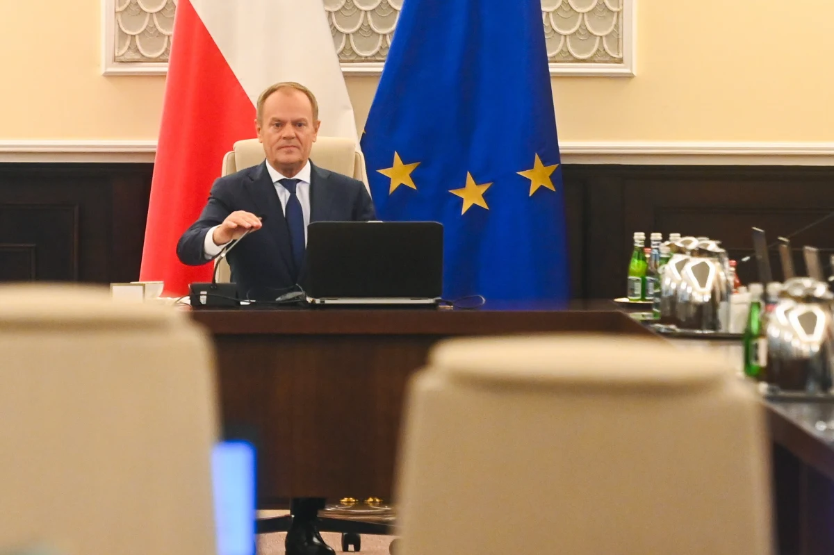 Ministrowie przyjmują właśnie w trybie obiegowym projekt rozporządzenia, znoszącego 29 funkcji pełnomocników rządu. Uzasadnienie jest banalnie proste - likwidacja kilkudziesięciu funkcji następuje "w związku z brakiem potrzeby i uzasadnienia dla dalszego funkcjonowania" pełnomocników rządu, których liczba okresowo przekraczała aż 60. Po operacji zostanie ich tylko kilkunastu.