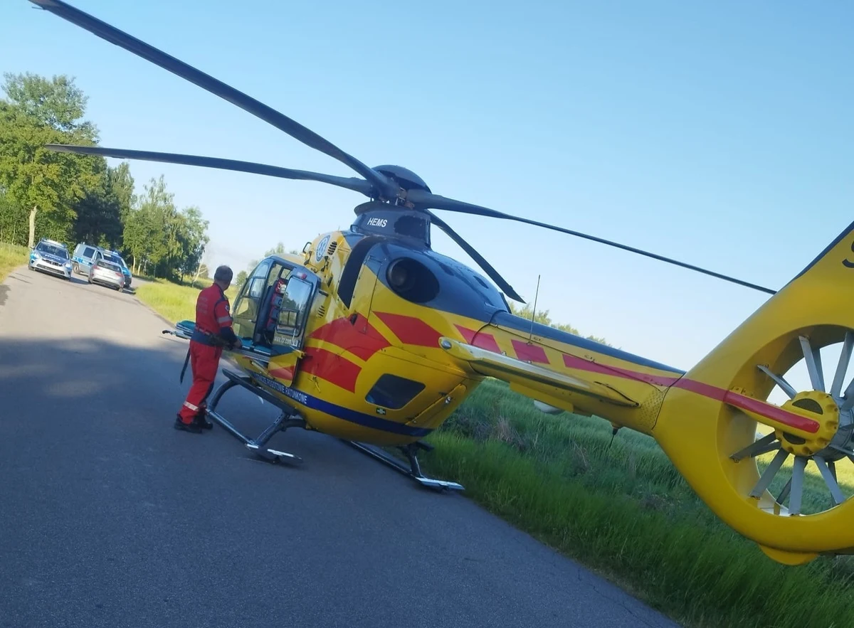 Policjanci zatrzymali mężczyznę, który w Okalewie na Lubelszczyźnie potrącił siedzącą na jezdni 13-latkę i odjechał, nie udzielając dziewczynce pomocy. Poszkodowana helikopterem została przetransportowana do szpitala.