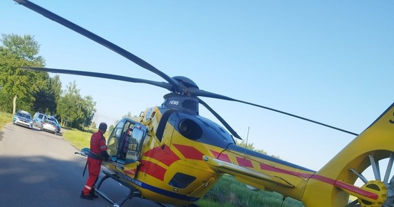 Policjanci zatrzymali mężczyznę, który w Okalewie na Lubelszczyźnie potrącił siedzącą na jezdni 13-latkę i odjechał, nie udzielając dziewczynce pomocy. Poszkodowana helikopterem została przetransportowana do szpitala.