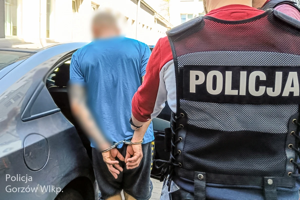 Policjanci zatrzymali 37-latka, który w centrum Gorzowa Wielkopolskiego podpalił samochód. Mężczyzna twierdził, że zrobił to, bo wcześniej kierujący volkswagenem miał mu na drodze nie ustąpić pierwszeństwa.