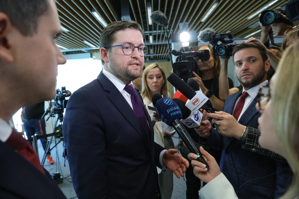 Poseł Prawa i Sprawiedliwości Andrzej Śliwka został wykluczony z posiedzenia sejmowej komisji śledczej ds. afery wizowej, na którym przesłuchiwany jest były wiceminister spraw wewnętrznych i administracji Maciej Wąsik. Śliwka się odwołał, jednak prezydium komisji podtrzymało decyzję przewodniczącego Michała Szczerby.