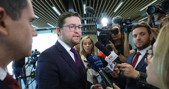 Poseł Prawa i Sprawiedliwości Andrzej Śliwka został wykluczony z posiedzenia sejmowej komisji śledczej ds. afery wizowej, na którym przesłuchiwany jest były wiceminister spraw wewnętrznych i administracji Maciej Wąsik. Śliwka się odwołał, jednak prezydium komisji podtrzymało decyzję przewodniczącego Michała Szczerby.