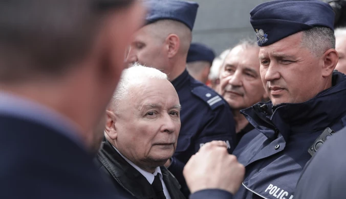 Przepychanka przed pomnikiem smoleńskim. W roli głównej Jarosław Kaczyński