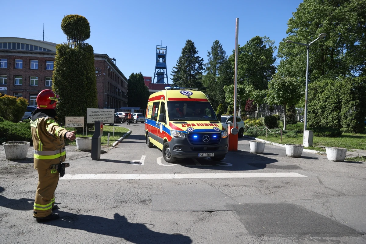 Nie żyje dwóch górników poszukiwanych po wstrząsie w kopalni Mysłowice-Wesoła. Ratownicy szukają jeszcze jednego górnika - udało się zlokalizować jego lampę. Akcję poszukiwawczą utrudnia woda, którą teraz trzeba wypompować.