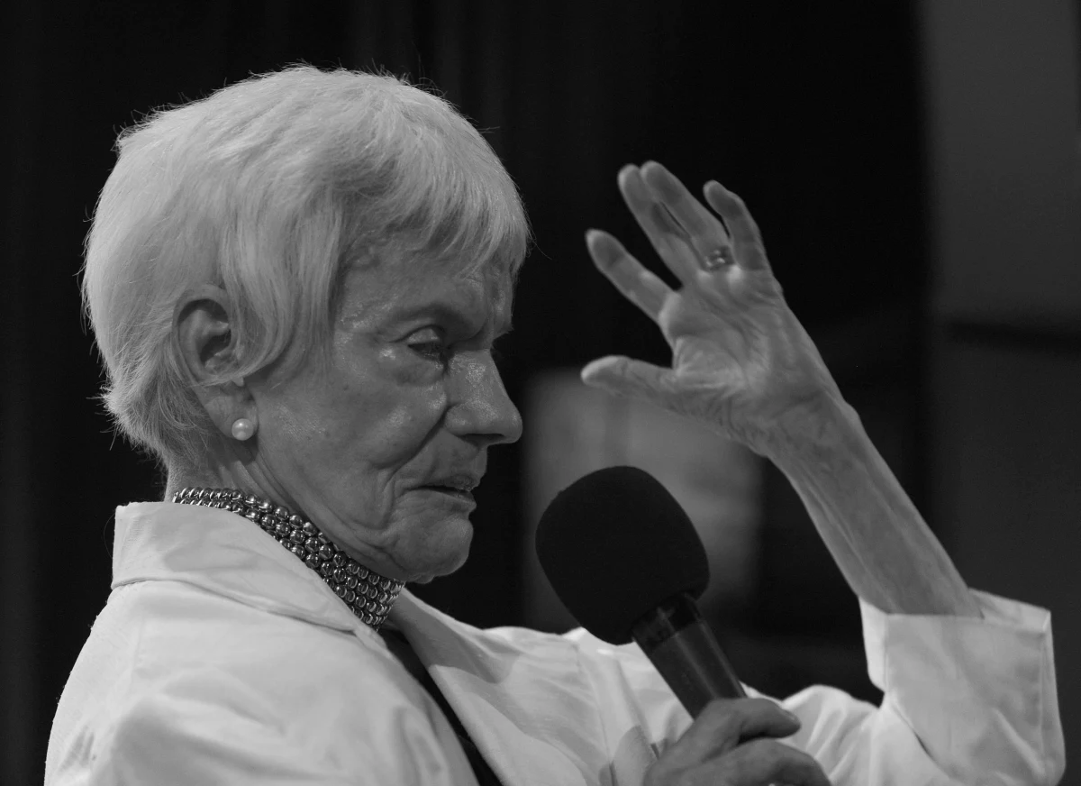 "Zmarła Basia Nawratowicz - współzałożycielka Piwnicy pod Baranami i jej wielka gwiazda. Korespondentka Radia Wolna Europa" - poinformowała Piwnica Pod Baranami w mediach społecznościowych. Aktorka, artystka kabaretowa i dziennikarka radiowa odeszła w wieku 91 lat.