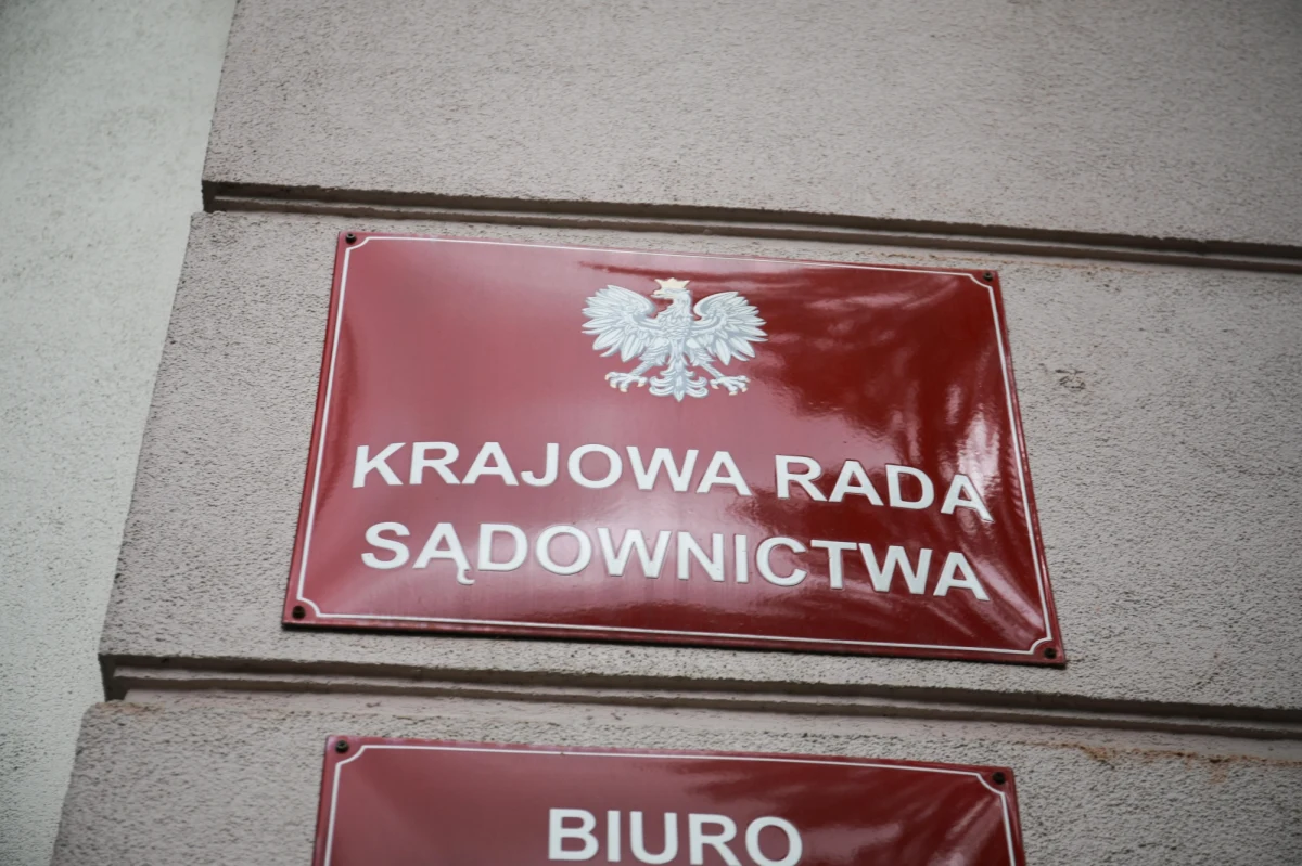Nie będzie jutro decyzji posłów w sprawie umożliwienia tzw. neo-sędziom kandydowania do nowej Krajowej Rady Sądownictwa. Tak brzmi kluczowa z poprawek, wprowadzonych do uchwalonej przez Sejm ustawy przez Senat. Sejm miał nad nimi głosować jutro po południu. Już dziś wiemy, że decyzja przesunie się na bliżej nieokreśloną przyszłość. Wiele wskazuje na to, że do połowy czerwca.