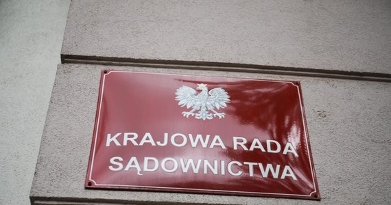 Nie będzie jutro decyzji posłów w sprawie umożliwienia tzw. neo-sędziom kandydowania do nowej Krajowej Rady Sądownictwa. Tak brzmi kluczowa z poprawek, wprowadzonych do uchwalonej przez Sejm ustawy przez Senat. Sejm miał nad nimi głosować jutro po południu. Już dziś wiemy, że decyzja przesunie się na bliżej nieokreśloną przyszłość. Wiele wskazuje na to, że do połowy czerwca.