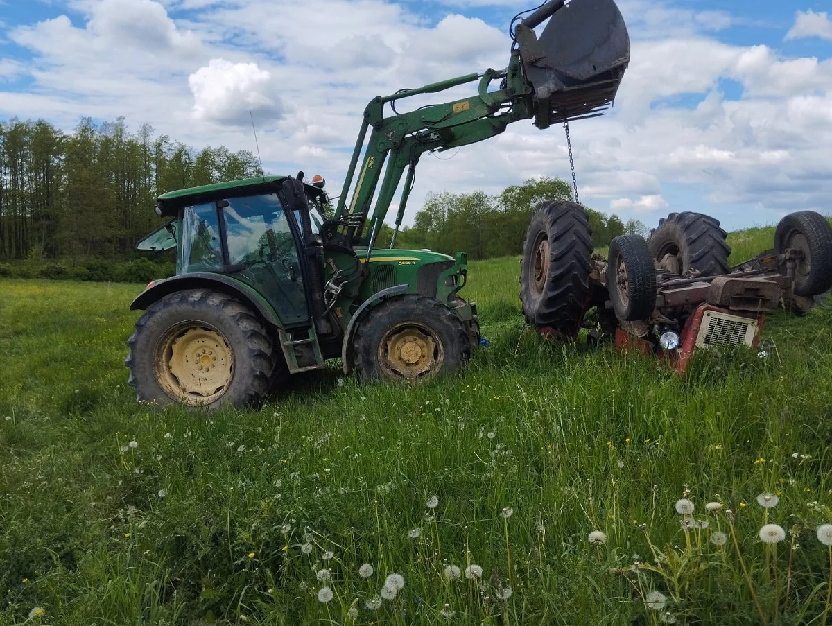 Wypadek w czasie prac rolniczych na polu w miejscowości Giże koło Olecka na Mazurach. Około 60-letniego mężczyznę przygniótł traktor.