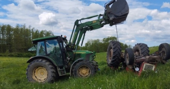 Wypadek w czasie prac rolniczych na polu w miejscowości Giże koło Olecka na Mazurach. Około 60-letniego mężczyznę przygniótł traktor.