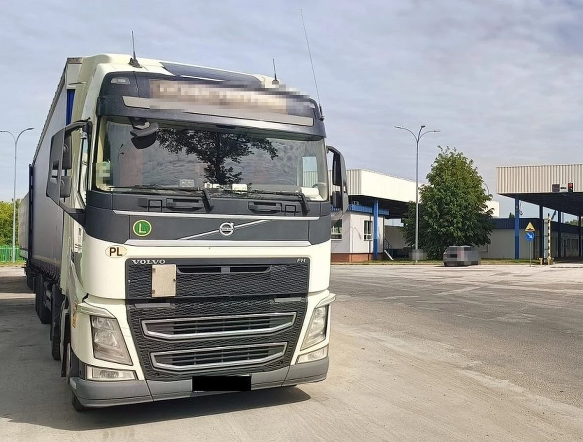 57-letni Białorusin zasnął w ciężarówce tuż po przekroczeniu granicy Polski w Kukurykach. Kiedy samochód nie podjeżdżał do kontroli granicznej, kierowcy innych TIR- ów zaalarmowali strażników granicznych. Okazało się, że obcokrajowiec jest kompletnie pijany. Kurs skończył w policyjnym areszcie.       